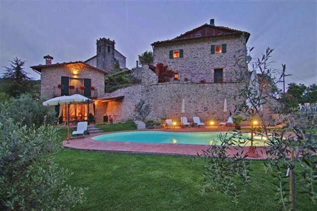 Hilltop Tuscan villa with guesthouse and swimming pool Ref 25-21