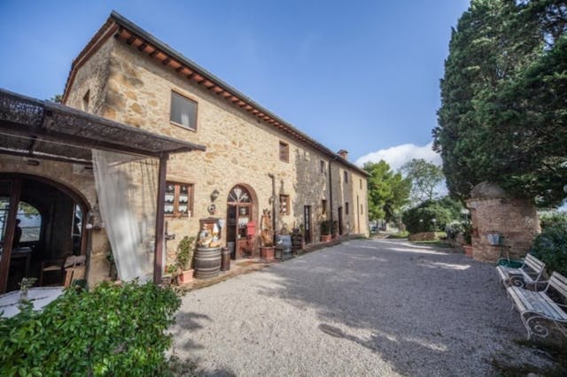8-bedroom farmhouse with pool and 30 acres of land Ref: C320